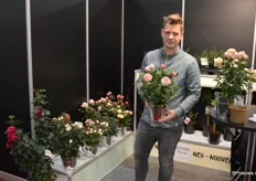 Robin Lugthart van B.D. Rijnbeek, dat al in week 18 (de week voor de Moederdag) de Palace rozen - geurende, grootbloemige potrozen- beschikbaar heeft.